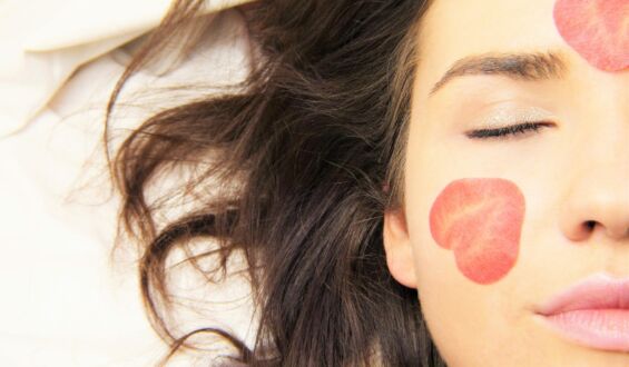 Come preparare la pelle alla bella stagione: scrub e peeling